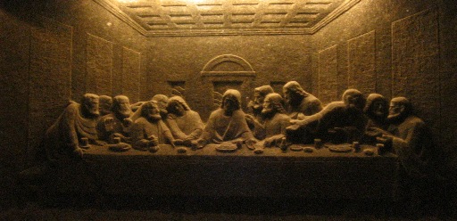 'L'ultima cena' scolpita sulla roccia salina.